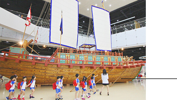 국립해양박물관 내 조선통신사선 모형을 어린이 단체가 함께 관람하는 사진